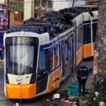 Ιταλία: Η στιγμή που το τραμ εκτροχιάζεται και πέφτει στο κτήριο στο Μιλάνο – Στους δύο οι νεκροί