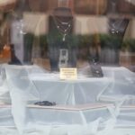 Λάρισα: Κινηματογραφική διάρρηξη σε κοσμηματοπωλείο – Με ιμάντες και αυτοκίνητο ξήλωσαν τα ρολά