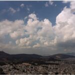 Καιρός: Σχεδόν αίθριος με τοπικές βροχές και πτώση της θερμοκρασίας – Ενισχύονται οι άνεμοι