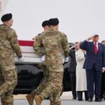 «Είναι μεγάλοι ήρωες» – Ο Τραμπ υποδέχθηκε τις σορούς των 6 Αμερικανών που σκοτώθηκαν στο Κουβέιτ