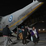 Φωτογραφίες από τον νέο επαναπατρισμό Ελλήνων από τη Μέση Ανατολή: Έφτασαν με αεροσκάφος C-130