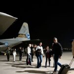 Οι πρώτες εικόνες από τον επαναπατρισμό των 91 Ελλήνων που είχαν εγκλωβιστεί στο Αμπού Ντάμπι