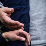 Χειροπέδες σε 49χρονο: Βρέθηκαν πιστόλι, σφαίρες και αλεξίσφαιρο γιλέκο με διακριτικά της ΕΛ.ΑΣ