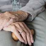 Πάτρα: Αστυνομικός έπιασε στα πράσα απατεώνα – Πήγε να κλέψει χρήματα της ηλικιωμένης μητέρας της