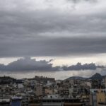 Καιρός: Αίθριος με τοπικές συννεφιές και ασθενείς βροχές – Στους 18 βαθμούς η θερμοκρασία