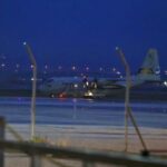 Προσγειώθηκε στην Ελευσίνα το C-130 με τους 91 Έλληνες που είχαν εγκλωβιστεί στο Αμπού Ντάμπι