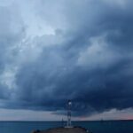 Καιρός: Αίθριος με τοπικές συννεφιές και ασθενείς βροχές – Μικρή άνοδος της θερμοκρασίας